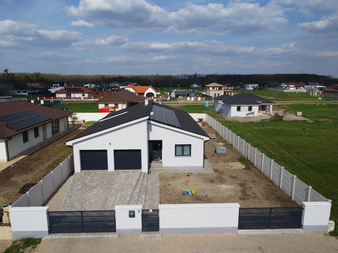 ESETTANULMÁNY: A SZEGLEMEZES TETŐK IDEÁLIS CSERÉPANYAGA A KŐSZÓRT FÉM TETŐFEDÉS